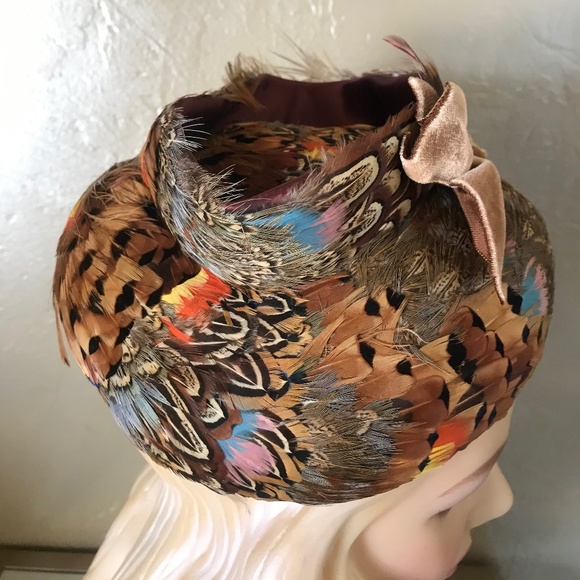MAGNIFICENT AND UNIQUE 1950s MULTI COLORED PHEASANT FEATHER HAT WITH VELVET BOW main image 11